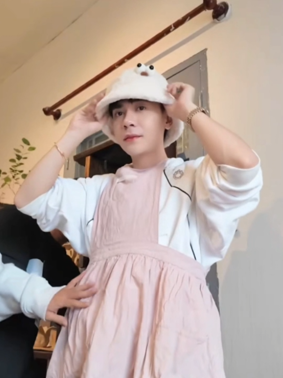 Bé Hồng mặc cái tạp dề nhìn yêu quá đi 😍 Coi H đã mắc cười rồi cam lia sang ông P lúc nào cười ói lúc đó 🤣 #quanghungmasterd #masterddau 