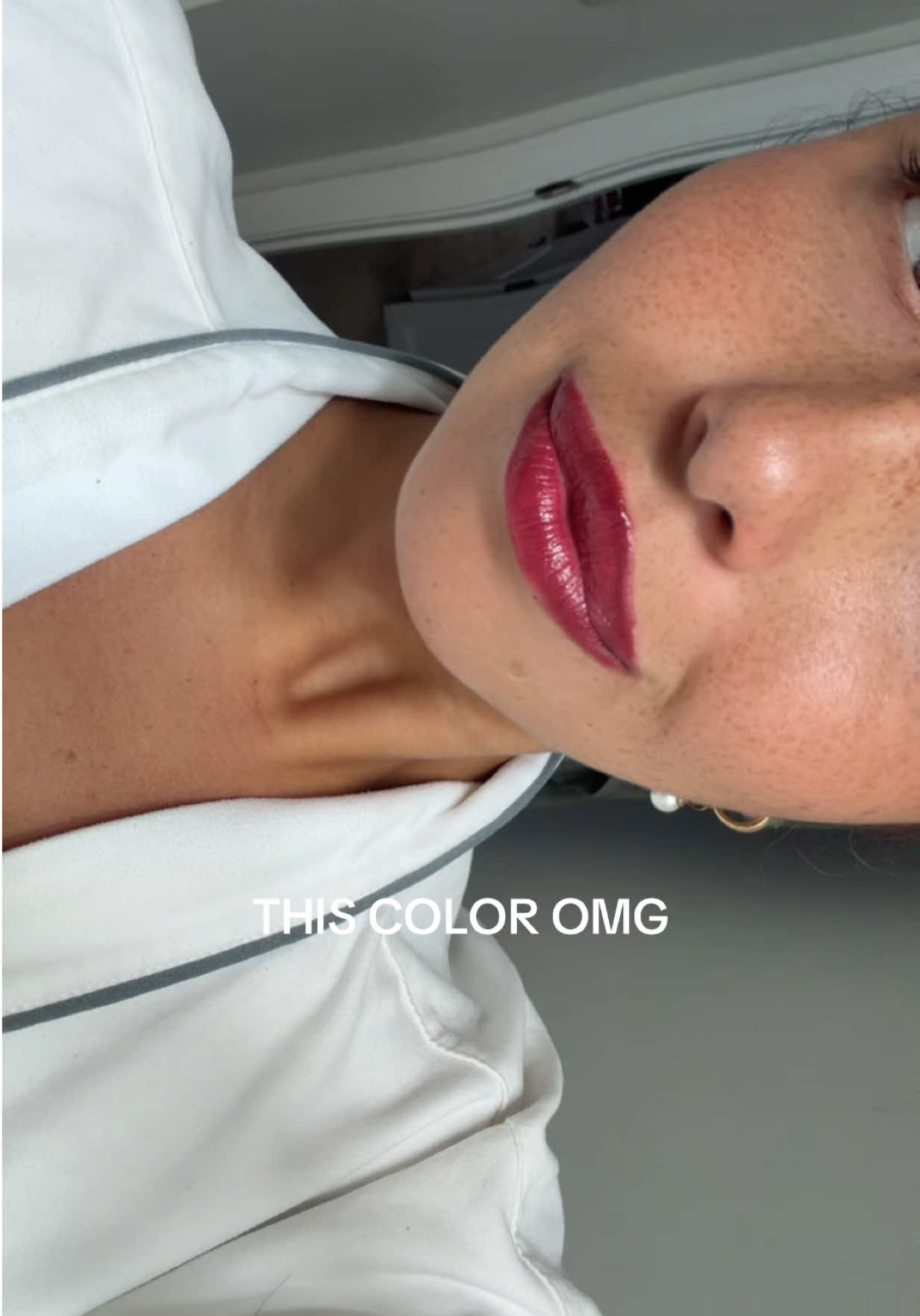 This color is gorgeousssss #lips #lipgloss #lipstain #recommendations 