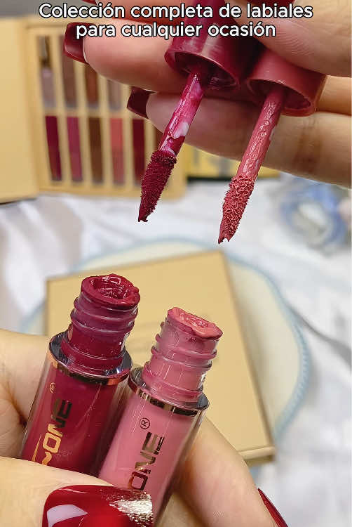 Este completo set de doce labiales integra una amplia variedad de tonos, desde los nude sutiles para la rutina laboral, tonos rosados dulces para citas románticas hasta rojos vibrantes y tonos llamativos para salidas nocturnas. Cada matiz combina perfectamente con cualquier ropa y peinado, permitiéndote cambiar tu estilo de labios cada día sin repetir color. Su textura cremosa se desliza suavemente sobre los labios sin resecarlos, aportando un color uniforme y radiante que se mantiene intacto durante horas. #Summervibes#waterproof #lipstick#beauty