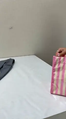 2026 Summer Colorful Striped Glossy Tote Bag, Large Capacity Waterproof PVC Handbag, Casual Shoulder Bag for Students and Commuters #summerpurse #trendingbag #handbagcommunity #baglover👜 #stripedminitotebag #newtotebag #toteaccessories #totebagessentials #shellytotebag #japanesetotebag