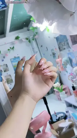Lần đầu thử KimSu Nailbox mà mê luôn 💗 Đẹp, tiện, lên tay xinh lắm. Click giỏ hàng hoặc săn sale livestream @KimSu Nailbox nha. #kimsunailbox #tiemnailnhakim #nailbox #nailboxthietke 