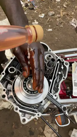 😱 Regarde ce qui sort du moteur !     Je nettoie l’intérieur du moteur à l’essence. Tu veux voir le remontage ? 🔧 Laisse un j’aime 👍 #mecanique #moto #moteur #reparation #pourtoi 