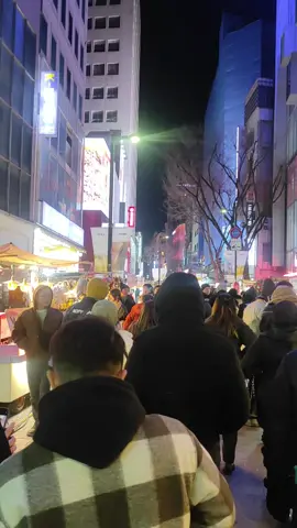 Jalan di Myeongdong Seoul pada malam hari, pusat kuliner.  #myeongdong #myeongdongstreetfood #seoul #southkorea #travel 
