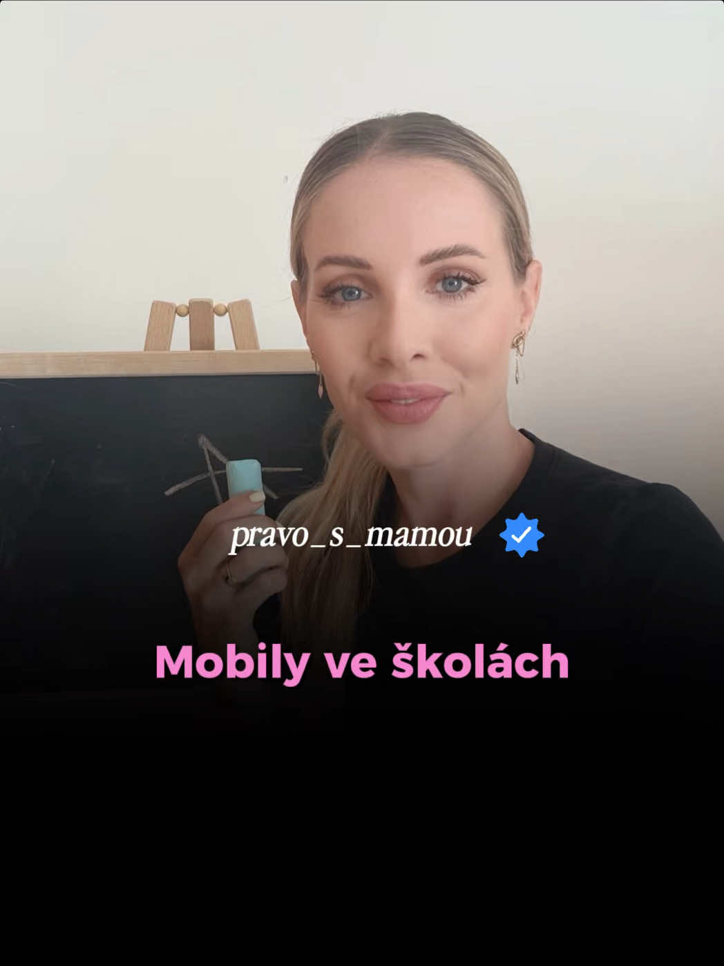 📱 Učitelka vám zabavila mobil až do konce školy? Tak pozor.   Možná vás to překvapí, ale učitel nemůže zabavit mobil jen proto, že se mu zachce.   Ano, pokud během vyučování scrollujete na TikToku, hrajete hry nebo jinak rušíte výuku, může učitel zasáhnout. Neznamená to ale, že si telefon může nechat až do konce dne nebo dokonce do konce týdne.   Co říká právo?   ✅ Škola může používání mobilů regulovat prostřednictvím školního řádu.   ✅ Pokud žák během hodiny porušuje své povinnosti nebo narušuje práva ostatních, může být dočasné zabavení telefonu přiměřeným opatřením.   ❌ To ale neznamená, že učitel může telefon zadržovat libovolně dlouho.   Podle výkladů i stanoviska České školní inspekce musí být postup účelný a přiměřený. To znamená, že zabavení telefonu má trvat pouze nezbytně dlouhou dobu, zpravidla do konce vyučovací hodiny.   📚 O přestávce je situace jiná.   Pokud si žák pouze hraje hru nebo píše zprávy a nezasahuje do práv ostatních, samotné používání telefonu ještě automaticky neznamená, že mu ho může učitel zabavit. Jiná situace nastává například při natáčení spolužáků bez jejich souhlasu nebo jiném narušování jejich práv.   ⚠️ Na druhou stranu ani žák nemůže argumentovat tím, že si během hodiny bude dělat, co chce. Ostatní děti mají právo na nerušené vzdělávání a škola má právo vymáhat dodržování školního řádu a ukládat kázeňská opatření.   📱 A ještě jedna věc, na kterou se často zapomíná.   Ve chvíli, kdy učitel telefon převezme, přebírá za něj škola odpovědnost. Pokud by došlo k jeho poškození nebo ztrátě, může nést odpovědnost za vzniklou škodu.   👉 Jak to bylo u vás ve škole?   ❓ Zabavili vám někdy mobil? A na jak dlouho? 👇 #mobil #zak #student #skola #ucitel 