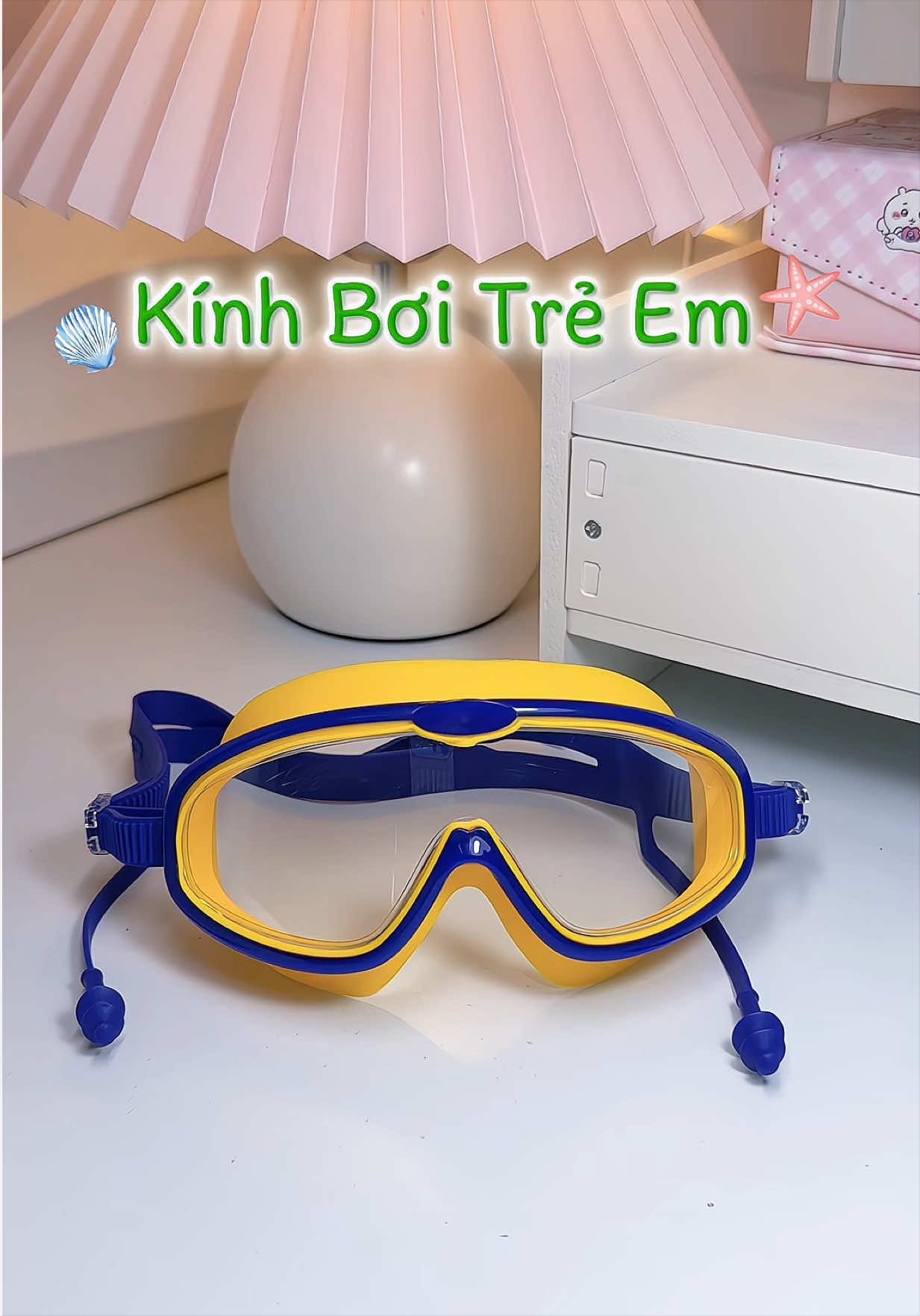 Kính bơi phù hợp cho bé từ 3 trở lên, có nút chặn nước vào tai, dây silicone co giãn thoải mái ạ #kinhboi #kinhboitreem #kinhboinguoilon #kinhboitrangguongkemnutbittai 
