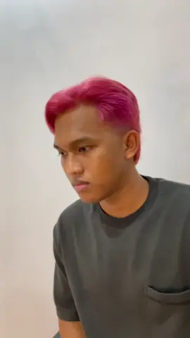 Halo guys,Bercukur its hereee!! Kali ini nambah pengalaman baru ngecat rambut pelanggan di Mie Gacoan. dan kebetulan abang yang mau di coloring ini bukan abang biasa, warga jambi pasti udah tauu, samid randommm!!  @GandespaxTomshair @samid dari nol  #janganlupabersyukur  #janganlupabercukur  btw ini memang permintaan costumer buat colloring di mie gacoan, sesuailah ya kelakuan sama nama. emang betulan random.. Buat yang mau cukur atau hair color home service bisa hit me up via DM yaa. Sampai ketemu di next content!