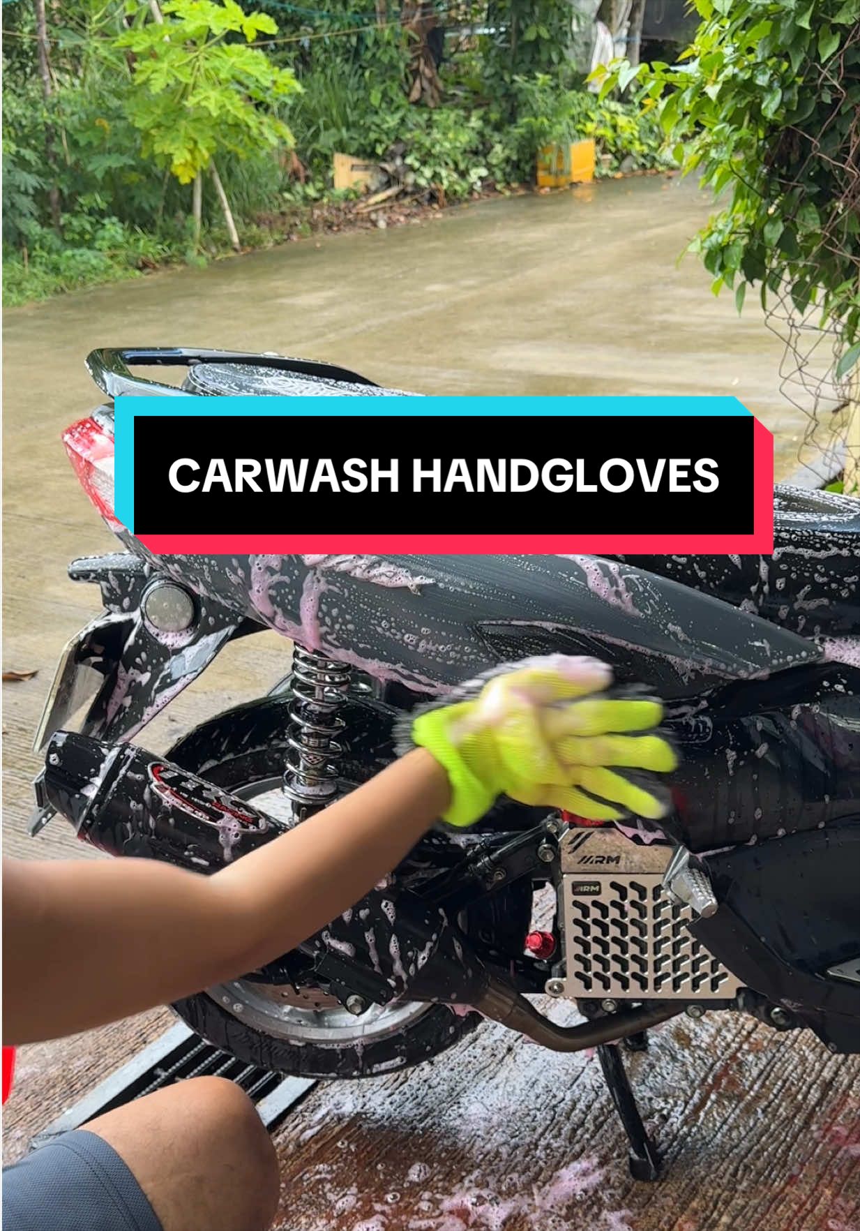 Mas naging convenient ang car wash routine ko dahil sa chenille microfiber car wash glove. Madaling gamitin, pwedeng wet o dry, at swak para sa exterior at interior cleaning. Kung gusto mo ng mas komportableng paraan ng paglilinis ng sasakyan, tingnan mo ito sa basket. #carwashgloves #carwashessentials #carcleaningtools #caraccessories #glovesforcarwash 
