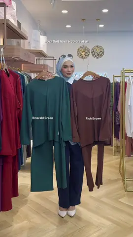 POV: Dari 30 minit fikir nak pakai apa… sekarang 30 saat je dah siap 🤭✨ Itulah sebabnya KakNik suka sangat Nova Suit. Tak payah dah fikir baju apa, seluar apa, semua dah complete dalam satu set. Sarung je terus nampak kemas, selesa dan ready untuk weekend outing uolls 🫶🏻  dah berkenan? masuk LIVE sekarang 🛍️ #caryazara #bajuoneset #casualoutfits #ironlesssuit #basicfit 