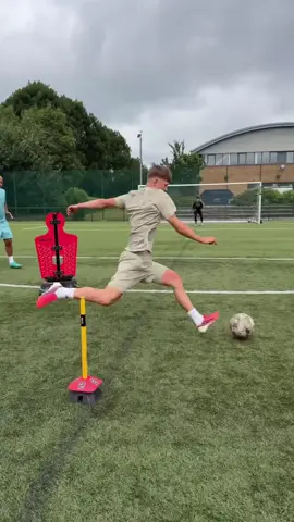 Jim Thwaites putting in the work before pre season 😤 that ball striking 🤯🔥 #mufc #viral #fyp #manchesterunited #manutd 