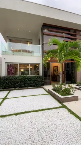 **Seu refúgio na Riviera de São Lourenço está a poucos passos do mar.** 🌊✨ Em uma das localizações mais desejadas da Riviera, esta residência une elegância, conforto e praticidade para quem busca viver ou investir com exclusividade. São **470 m² de área construída**, distribuídos em **6 amplas suítes**, proporcionando privacidade e conforto para toda a família. O living integrado cria ambientes acolhedores e perfeitos para receber convidados, enquanto a cozinha funcional complementa o projeto com praticidade para o dia a dia. A área de lazer é um convite para aproveitar os melhores momentos, com **espaço gourmet com churrasqueira**, **piscina**, **ducha** e um ambiente ideal para reunir amigos e familiares em qualquer época do ano. Totalmente mobiliada e pronta para morar, a residência ainda oferece **4 vagas de garagem** e está localizada em um dos pontos mais privilegiados do **Módulo 3**, **muito próxima da praia**, permitindo desfrutar do melhor da Riviera com toda a comodidade. Além da excelente localização, a Riviera de São Lourenço oferece segurança 24 horas, infraestrutura completa, shopping, restaurantes, campo de golfe, complexo esportivo, supermercados e uma das praias mais preservadas do litoral paulista. 📍 Riviera de São Lourenço – Módulo 3 💰 **R$ 10.800.000** Entre em contato e agende sua visita. Descubra de perto tudo o que esta casa extraordinária tem a oferecer. Eu sou a Juliana Morais, especialista em imóveis de alto padrão na Riviera de São Lourenço, e estou aqui para te conduzir ao seu próximo endereço exclusivo ou ao seu melhor investimento de alta performance. ✨ O cenário perfeito para os seus melhores momentos está pronto. Agende uma visita exclusiva e venha conhecer o seu futuro lar! CRECI 221952 #rivieradesaolourenco #altopadrão #mercadoimobiliario #casasdeluxo #saopaulo 