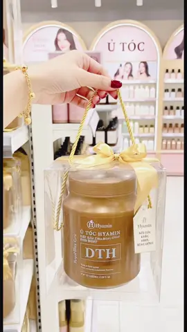 Tóc khô xơ, hư tổn? Đừng lo! Ủ tóc Hyamin DTH Collagen giúp nuôi dưỡng tóc mềm mượt, chắc khỏe, giảm khô xơ và tăng độ bóng chỉ sau vài lần sử dụng. 💛 💛 Dung tích siêu lớn 1000ml – dùng siêu tiết kiệm. 🌿 Phù hợp nhiều loại tóc, đặc biệt tóc hư tổn do uốn, nhuộm, tẩy.