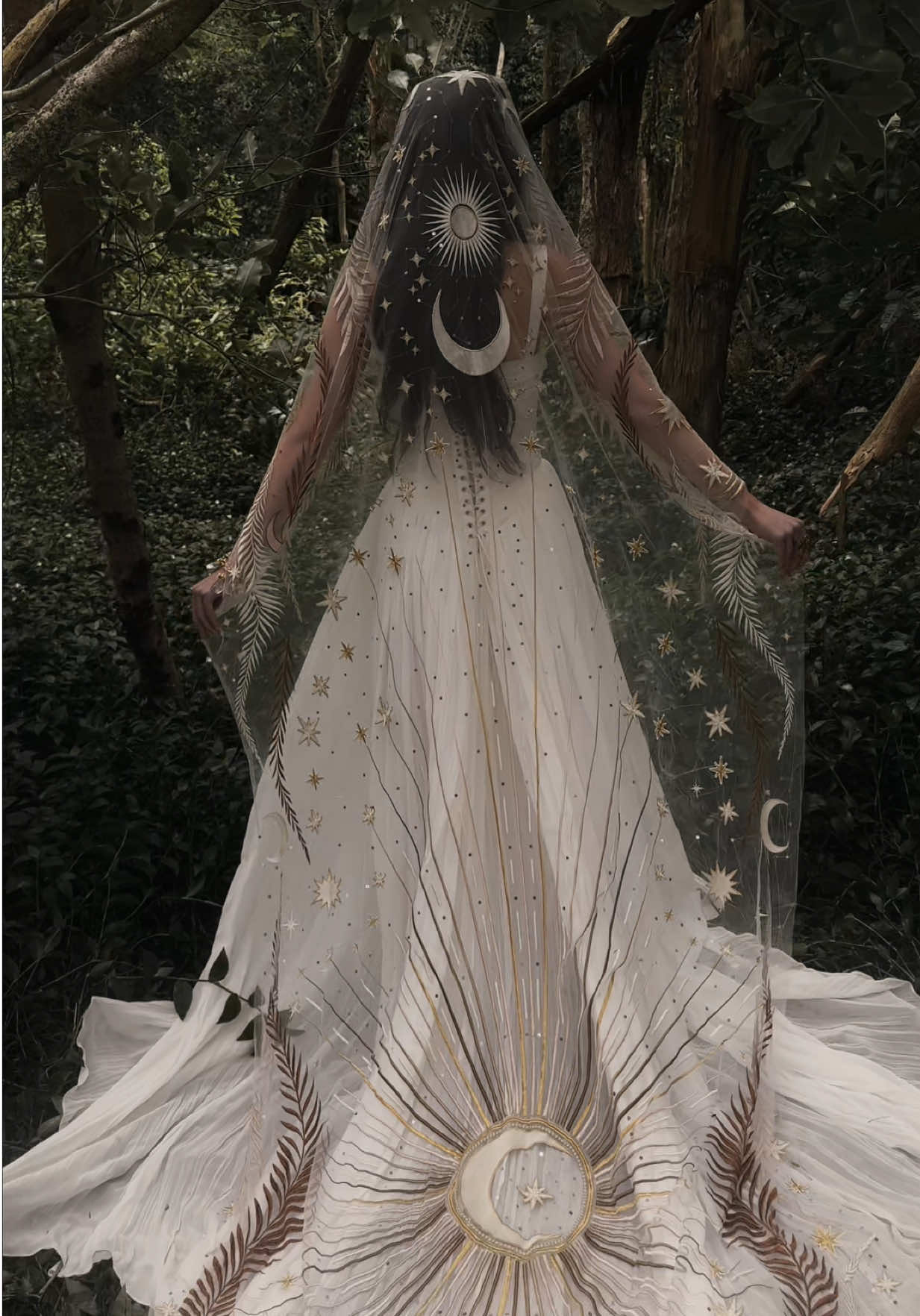 Wrapped in the moon and stars ✨ Our Desert Rose veil is for the love stories written in the stars. Double tap if you are as enchanted by this veil as we are🌟 #veil #bridetobe #bride #weddingdress #bridalveil 