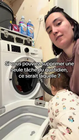 Entre les lessives, les repas, le ménage… parfois j’aimerais juste appuyer sur “passer cette étape”. 😂 Et vous, quelle tâche du quotidien vous supprimeriez en premier ? 👇 #viedemaman #mamanetfille #maison #famille #tachequotidienne 