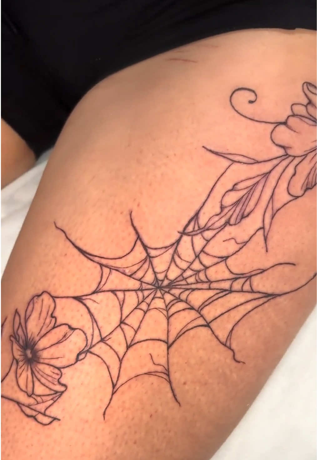 Flash tattoo for her first tattoo, pain scale 4/10 #whimsygoth #grunge #dainty #femaletattoo 