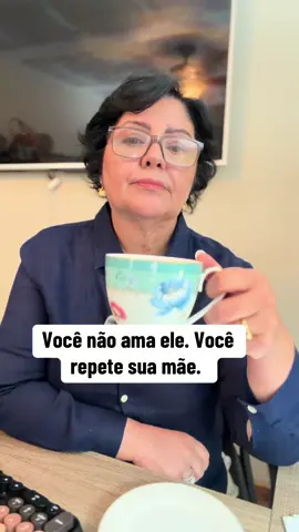 Na psicanálise, isso é chamado de repetição. Você jura que escolheu. Escolheu o parceiro, escolheu o jeito de amar, escolheu a vida que construiu. Mas olha de novo. Se a sua mãe era ausente, você aprendeu a amar quem some. Se ela era controladora, você aprendeu a se encolher pra caber. Se ela cobrava, você aprendeu que amor se merece com esforço. Você não trouxe ela pra dentro do seu casamento de propósito. Você trouxe porque foi ela quem te ensinou o que é amar. E o seu corpo não busca o que é bom. Ele busca o que é conhecido. Aqui está a verdade que dói. Enquanto você achar que é escolha, você vai repetir. E enquanto repetir, vai chamar a mesma dor de amor. O dia em que você enxerga o padrão, você para de repetir. E começa a escolher de verdade. Você não ama ele. Você ainda ama sendo a menina que ela criou. Marca aqui a mulher que precisa ler isso hoje. Compartilha esse vídeo e salva pra não esquecer. Edilene Soares, psicanalista clínica, neuropsicanalista e terapeuta emocional. #psicanalise #relacionamentos #feridasdainfancia #autoconhecimento #consultoriodaalma