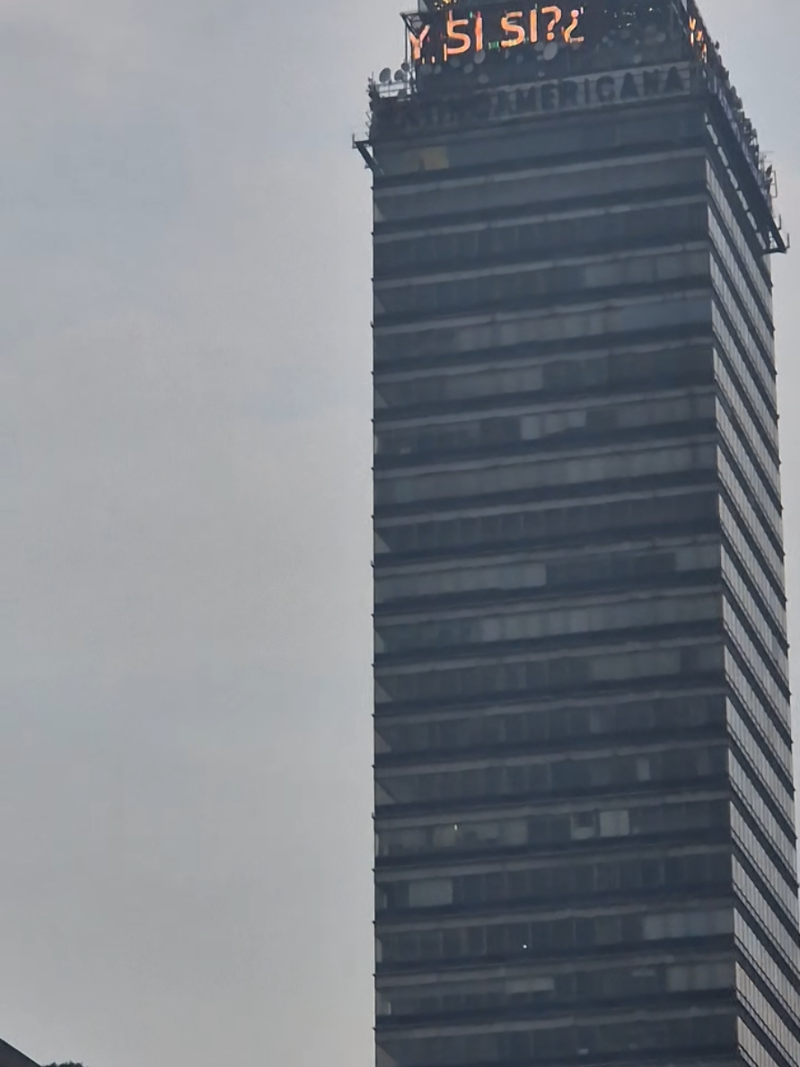 Y si si Torre Latino, la Torre Latino proyecta el viral mensaje y si si, fut #mundial #LIVEIncentiveProgram #MyLIVEJourney #PaidPartnership 