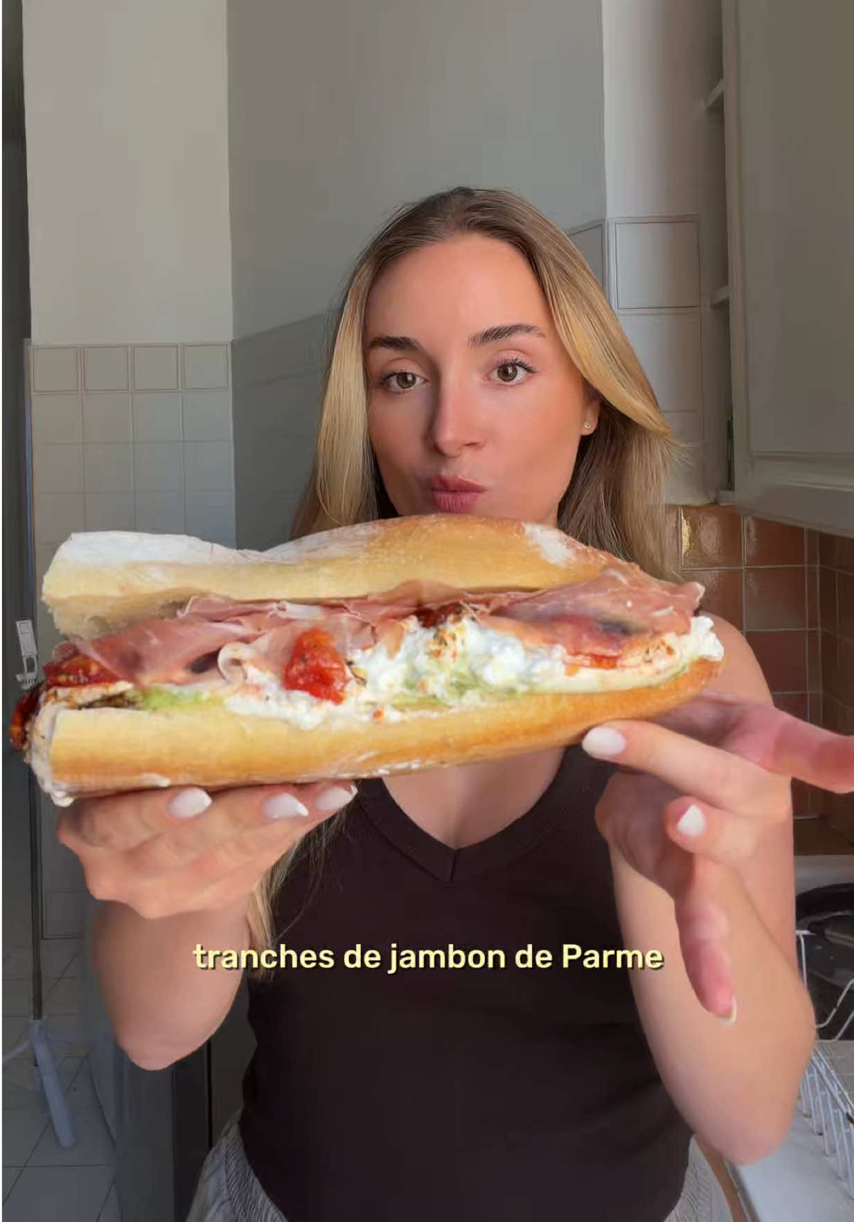 Les sandwichs d’été ma passion 🥪🥑🍅🫒 INGRÉDIENTS : * Une demi-baguette fraîche * Un filet d’huile d’olive * Un avocat * Sel & poivre * Le jus d’un demi-citron jaune * Une grosse poignée de tomates cerises * Ail en poudre * Origan * Une demi-burrata * Crème de vinaigre balsamique * 3 à 4 tranches de jambon de Parme Pour l’écrasé d’avocat : Écrasez l’avocat avec un filet d’huile d’olive, le jus du demi-citron jaune, du sel et du poivre. Pour les tomates cerises rôties : Coupez les tomates cerises en deux, puis déposez-les dans votre Airfryer avec un filet d’huile d’olive, de l’ail en poudre et de l’origan. Faites cuire 12 à 15 minutes à 190 °C (mode Airfry) #sandwich #burrata #avocat #baguette #fyp 