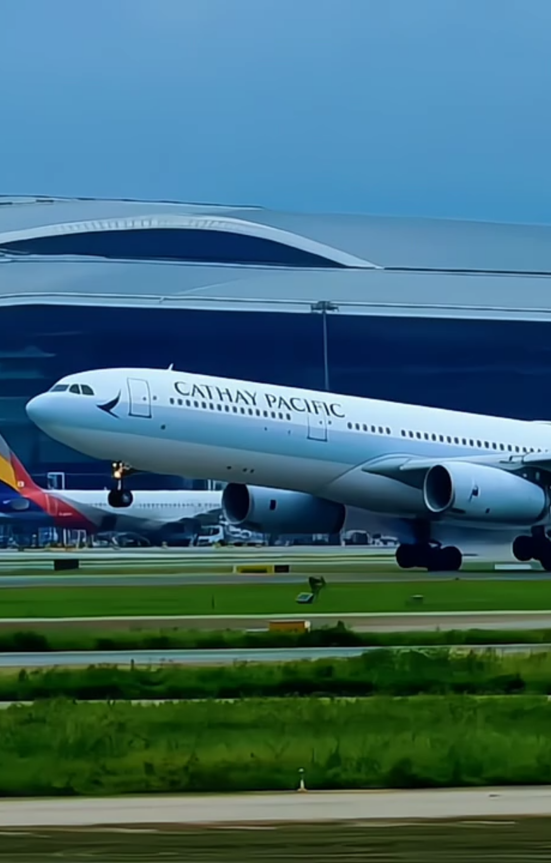 Cathay Pacific a330 taking off for spain ✈️ #aviation #aviationlovers #cathaypacific #a330 #musafar 