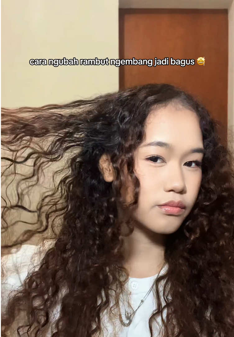 Curly and wavy hair gurl, cusss cobain wet look Putri untuk define curl kamu plus bikin rapih 🫶🏻 #putrihairchoice #PutriWetLook #frizzyhair #putriofficial   ##salonqualityresults     