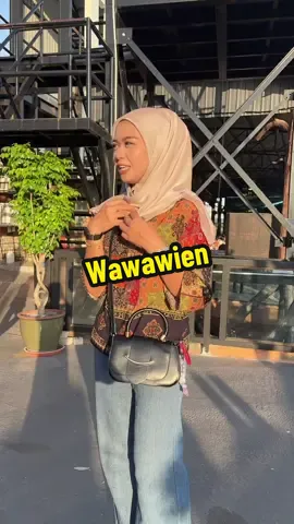 Mai tua tua ni suka pulak design minimalist. Soft gila material dia. Nampak kemas ja bila pakai #wawawiencollection #tudungbawal 