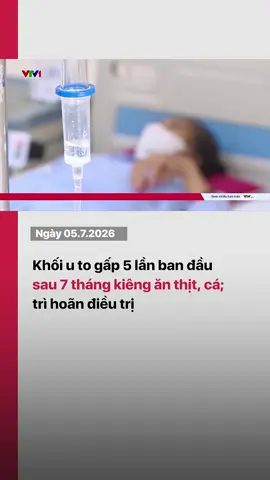 Nhiều bệnh nhân ung thư vẫn kiêng thịt, cá, tinh bột vì quan niệm sai lầm rằng tế bào ung thư sẽ phát triển nhanh hơn. Các bác sĩ cảnh báo, việc tự ý ăn kiêng, đắp lá hoặc trì hoãn điều trị theo lời truyền miệng có thể khiến cơ thể suy kiệt, bệnh tiến triển nặng và làm mất đi cơ hội chữa trị kịp thời. #vtv24news #vtv24 #dieutri  #ungthu