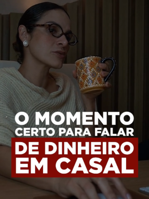 O amor sobrevive a muitas tempestades, mas costuma naufragar no silêncio dos extratos bancários escondidos. Conversar sobre finanças deveria ser o prólogo de qualquer história a dois, o filtro inicial que decide quem caminha ao nosso lado. Se esse passo ficou para trás, o convite para a verdade bate à sua porta hoje. Mapear o custo de vida de uma casa é um exercício de revelação e respeito mútuo. Significa compreender que o autocuidado dela e o passatempo dele possuem pesos equivalentes na balança do bem-estar individual. Quando duas vidas se fundem sob o mesmo teto, as planilhas ganham contornos afetivos. Não se trata de uma competição fria para descobrir quem gasta menos, mas de uma harmonia onde os passos precisam de sincronia. Cada pessoa traz na bagagem necessidades diferentes e está tudo bem. Unir duas histórias exige a maturidade de partilhar os números e criar acordos onde ambos consigam crescer sem anulação. Divertir também enriquece o cotidiano. Compartilha esse post com o seu parceiro e use como o pretexto ideal para abrir essa conversa hoje à noite.