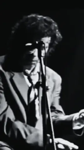 Hay artistas que cantan... y otros que dejan el alma en cada quejío. Escuchar a **El Torta** por bulerías es asomarse al flamenco más puro, al que nace sin artificios, con verdad, con duende y con ese pellizco que no se aprende. Cada compás lleva el sello de Jerez, de una forma única de entender el cante, donde la emoción siempre va por delante de todo. Hoy volvemos a disfrutar de una de esas interpretaciones que ponen los vellos de punta y nos recuerdan por qué **Juan Moneo Lara 