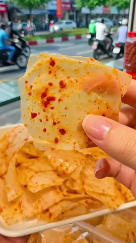 Bánh Tráng Tỏi Bò Chua Cay Duy Best 500g | Review Bánh Tráng Bò Khô Đậm Vị, Chua Cay Cực Cuốn Bánh Tráng Tỏi Bò Chua Cay Duy Best 500g là món ăn vặt đang được nhiều người yêu thích nhờ hương vị đậm đà, thơm mùi tỏi, kết hợp bò khô và vị tắc chua ngọt cực kỳ hấp dẫn. Mở túi là mùi thơm lan tỏa, nhìn thôi đã muốn ăn ngay. 🌶️ Điểm nổi bật của Bánh Tráng Duy Best Bánh tráng mềm dẻo, không quá khô. Bò khô trộn đều, đậm vị và thơm ngon. Kết hợp tỏi phi và vị tắc chua ngọt giúp ăn không bị ngấy. Gia vị chua, cay, mặn, ngọt hài hòa, càng ăn càng cuốn. 😋 Trải nghiệm hương vị Từng miếng bánh tráng thấm đều gia vị, hòa quyện cùng bò khô và tỏi phi thơm lừng. Vị chua nhẹ từ tắc giúp cân bằng hương vị, tạo cảm giác kích thích vị giác và rất dễ 