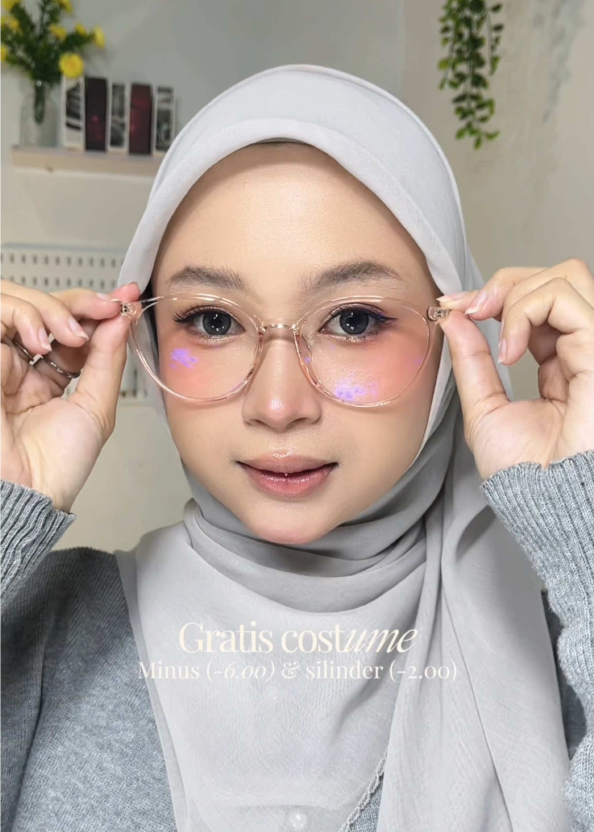 Outfit itu kyk gak lengkap klo gak pake aksesoris, iya gak sii 😤🤏🏻 btw kacamata yang aku pake katanya lagi ada promo BUY 1 GET 1 lohh ‼️ cuss cek akunnya @Feelingframe yaa 💗 #feelingframe #kacamatafeelingframe #goodframegoodfeelings 