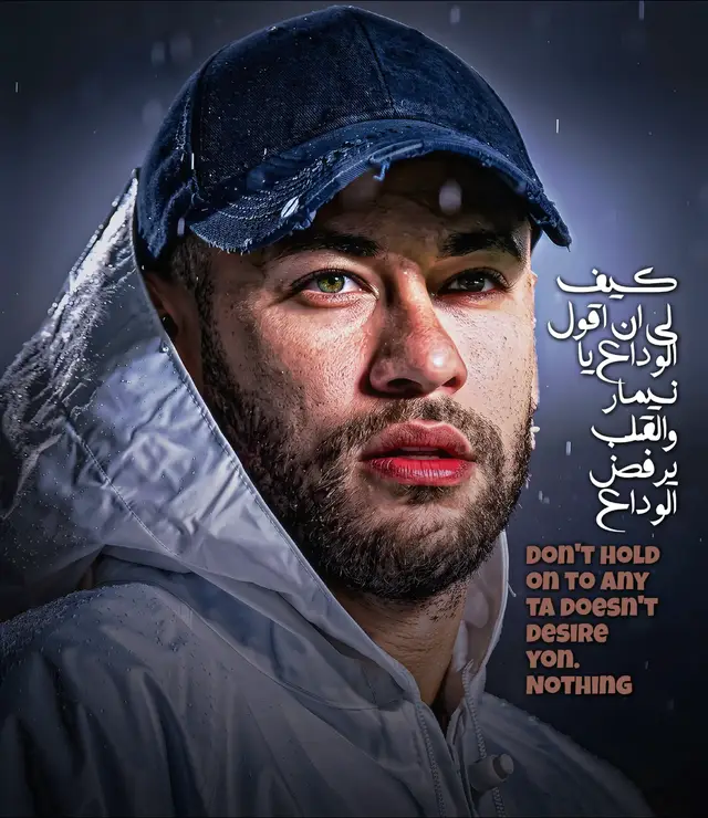 كانت الأجواء في الاستاد تقترب من التجمد، ولم تكن قطرات المطر المتساقطة مجرد ماء، بل كانت أشبه باختبار حقيقي للمقاومة. وقف القائد مستنداً بظهره إلى الجدار، مرتدياً قبعته الداكنة وسترته البيضاء التي غطتها حبات المطر المتلألئة وكأنها درع في معركة. ​بملامحه الحادة والبارزة، وعينيه اللتين تشعان بتركيز حاد، لم يكن يرى المدرجات الصاخبة أو يسمع صيحات الجماهير؛ كان يرى فقط خطوته القادمة. #UrbanStyle #GOAT #football #برشلونة #سانتوس 