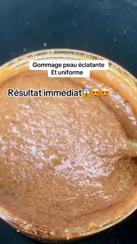 Ma chérie, petit rappel : un gommage peut donner une peau douce et lumineuse… mais seulement s’il est bien utilisé. 🤍 Voici comment faire ton gommage maison étape par étape : 1. Mélange ton sucre + café + miel + un peu de gel douche. 2. Applique sur peau mouillée, jamais sur peau sèche. 3. Masse doucement en mouvements circulaires, sans frotter fort. 4. Rince à l’eau tiède. 5. Hydrate directement après avec ton lait ou ton beurre corporel. ⚠️ À faire seulement 1 à 2 fois par semaine. Si ta peau pique, brûle ou devient rouge, tu arrêtes. Le but n’est pas de décaper ta peau. Le but, c’est de retirer les cellules mortes, réveiller l’éclat et garder une peau douce, propre et uniforme. Tu veux une peau éclatante ? Commence déjà par exfolier correctement. ✨ 💬 Tu fais ton gommage combien de fois par semaine ?