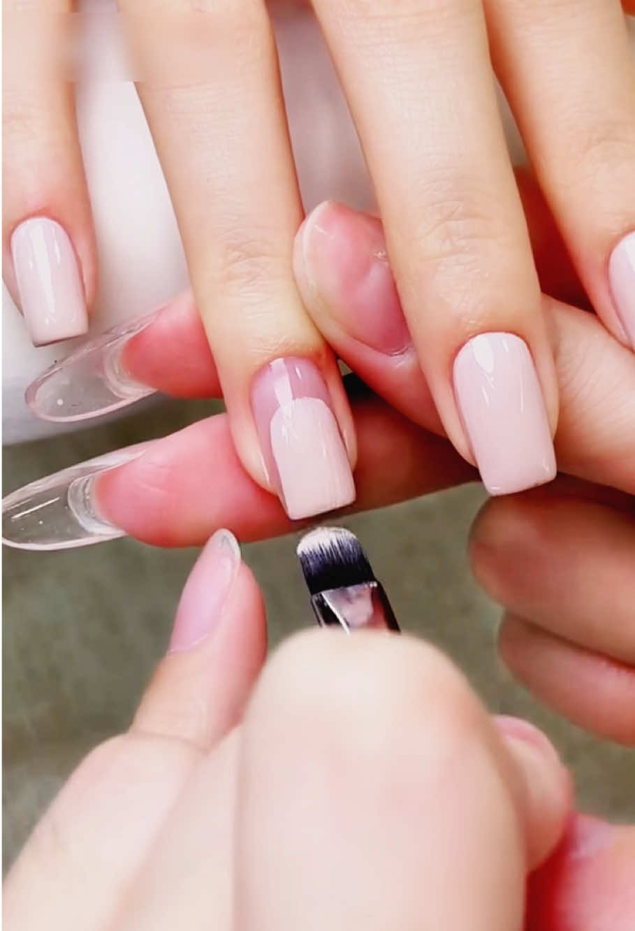 Cuando las uñas se ven lindas, todo el outfit cambia. 👗    #gelish #nails #unas #Modopartido #esmalte