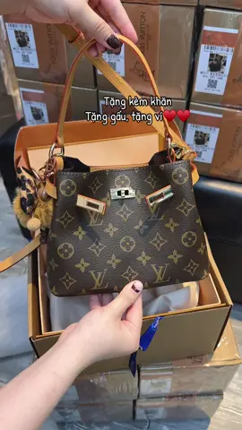 Lệ..Vi bét seo lơ nhà em. Tặng gấu và ví nhaaa😘😘#thuongtuixach #xuhuong #tiktok #xh #fyppppppppppppppppppppppp 