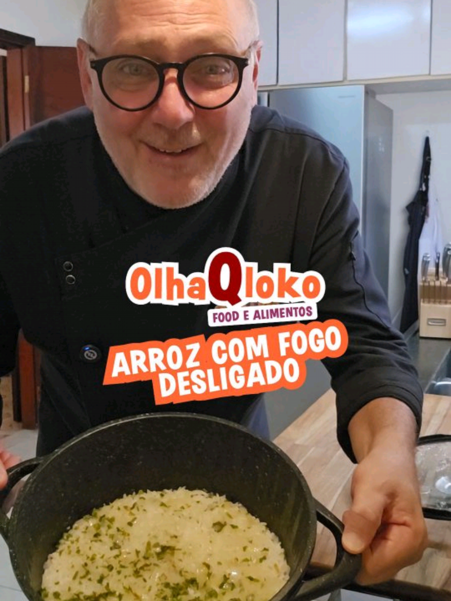 Arroz com fogo desligado? 👇👇 Sim, em um determinado tempo do processo você pode sim desligar o fogo para economizar gás que seu arroz chega no ponto. Faça seu arroz da seguinte forma: Antes obrigatoriamente refogue cebola e alho ou só cebola se preferir em fogo alto. Depois de 2 minutos entre com o arroz e refogue por mais um ou dois minutos. Este tempo é necessário para esquentar perfeitamente a panela. Coloque então água em temperatura ambiente cobrindo o arroz em 1cm. Quando o arroz começar a ferver de verdade, você então desliga o fogo, tampa a panela e espera 20 minutos. Com o calor da panela até este momento do processo, o seu arroz vai terminar de absorver a água e ficar no ponto. Dependendo da quantidade de arroz ou do tamanho da sua chama, é possível precisar de mais alguns minutos, porém em meu teste funcionou perfeitamente com esta equação.  Compartilha essa dica com quem busca praticidade e economia dentro da cozinha e segue o @olhaqloko para mais dicas como esta. #olhaqloko #arroz
