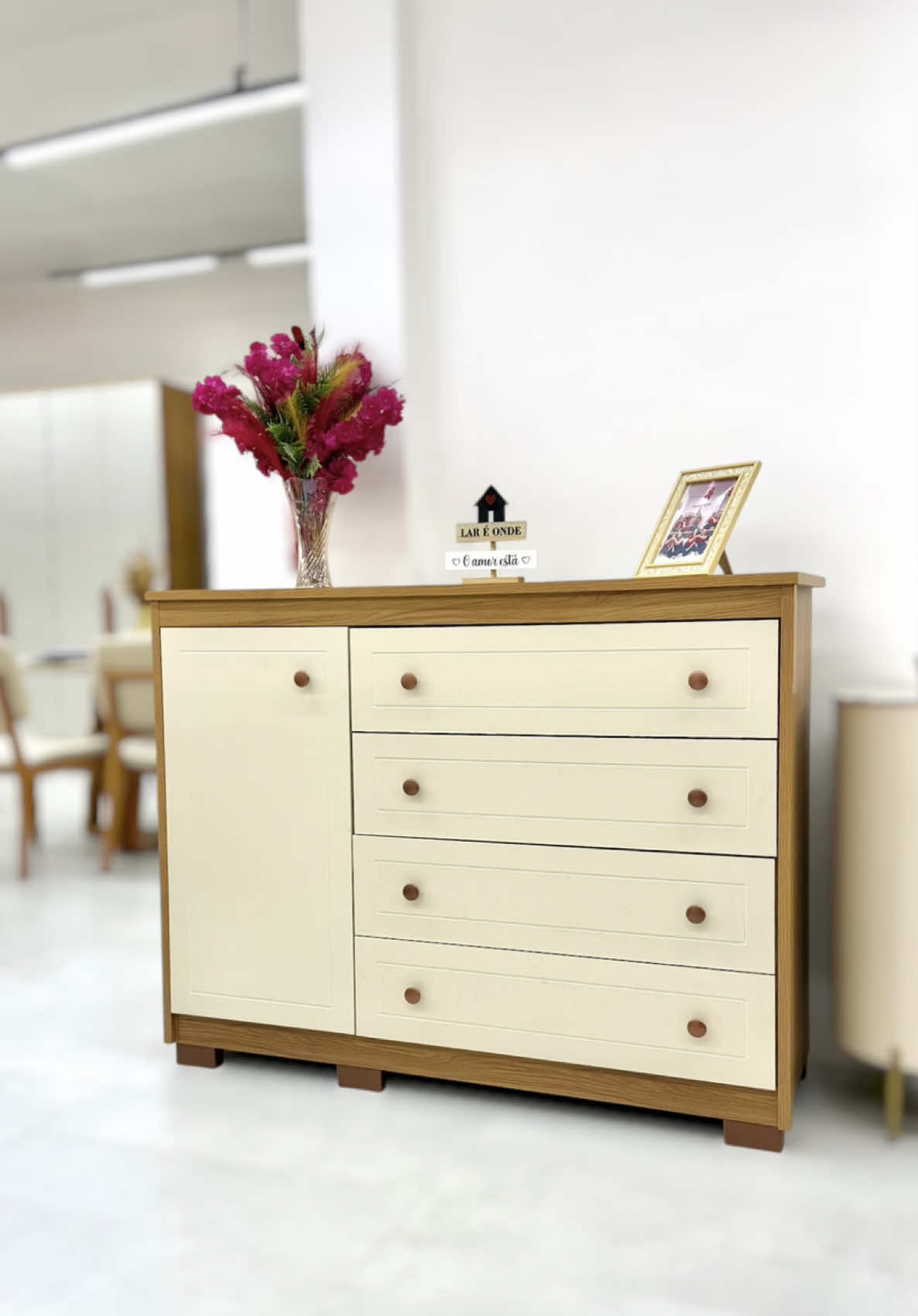 OLHA QUEM JÁ CHEGOU ABALANDO CORAÇÕES! 😍💖 — Ela é 100% MDF, a combinação perfeita de beleza e funcionalidade. 😮‍💨🤌🏼 Com 4 gavetonas super espaçosas e uma porta   com prateleiras e um super espaço interno para organizar tudo direitinho🚪, você organiza roupas, acessórios e tudo o que precisa no dia a dia sem abrir mão do charme. O tampo amplo é ideal para acomodar objetos decorativos, perfumes, porta-retratos e deixar o ambiente ainda mais elegante. 💕✨ 📏 MEDINDO: Alt: 1,01m | Larg: 1,31m | Prof: 45,5cm 📍 Av Lineu Machado 1210, jóquei clube! 💳Parcelamos em até 10x sem juros.