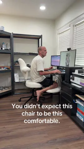 Comfortable desk chair with footrest. #pinmoco #chair #deskchair #chairwithfootrest 