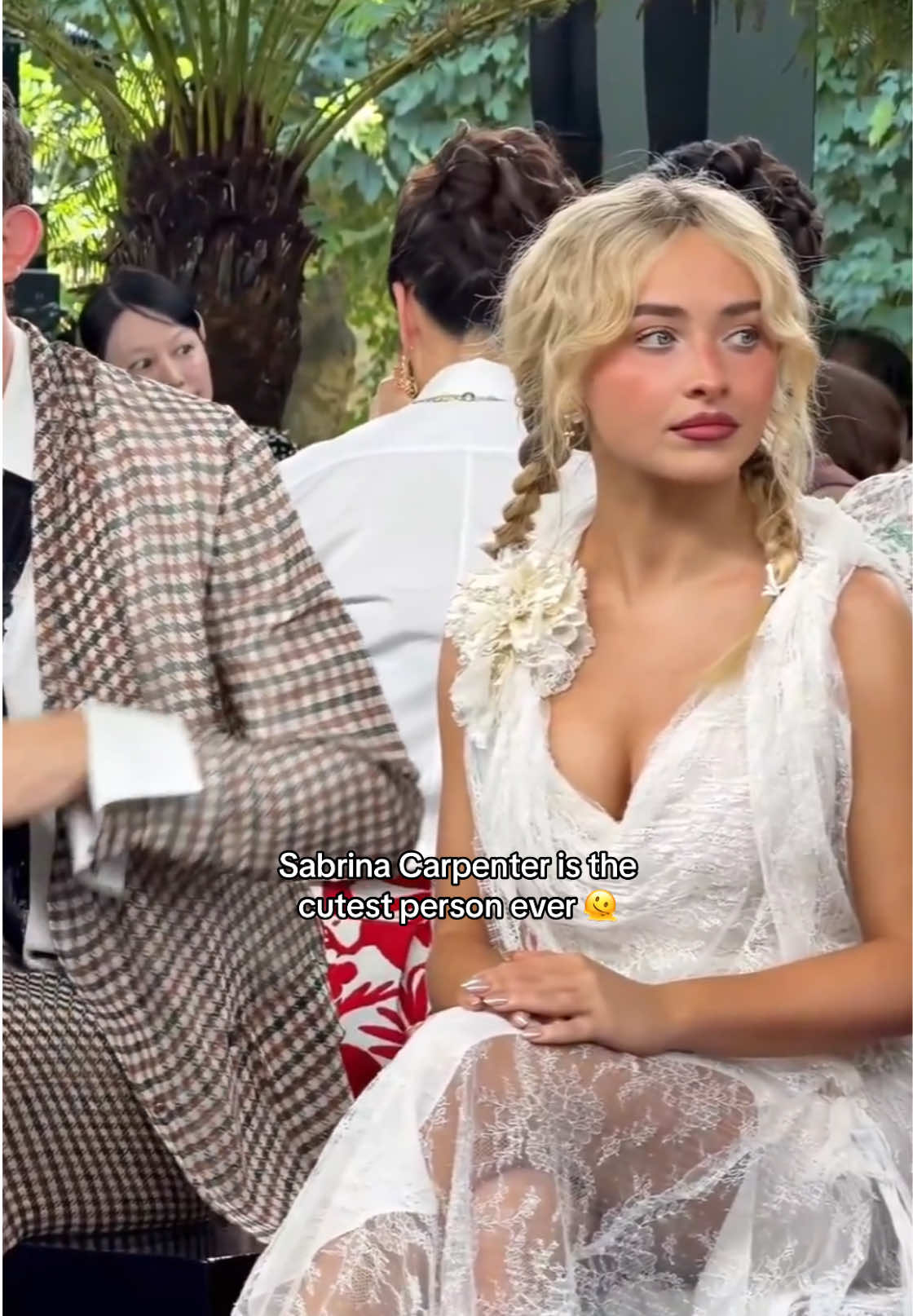 #SABRINACARPENTER AT THE DIOR COUTURE SHOW IN PARIS 🤍✨  🎥 @cinema505 on X 