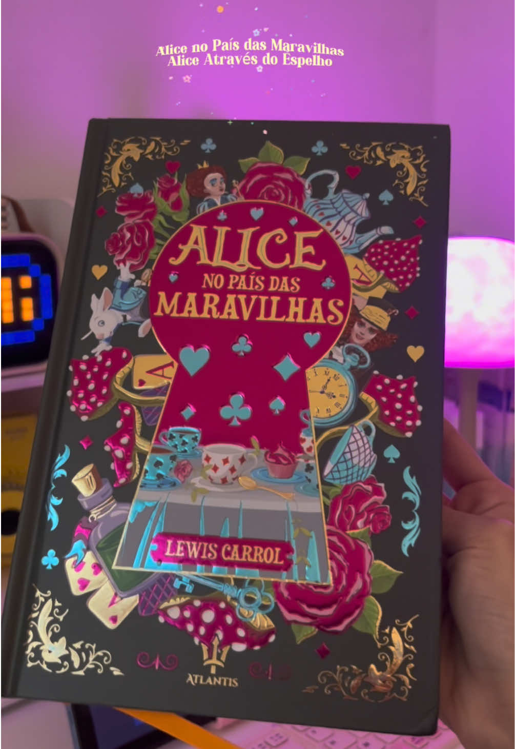 Alice no País das Maravilhas Edição de LUXO: • Capa Dura e hot stamping • Marcador de página em fitilho de seda • Lateral artística em tye-die #alice #aliceinwonderland #livros #indicacaodelivros #leitura