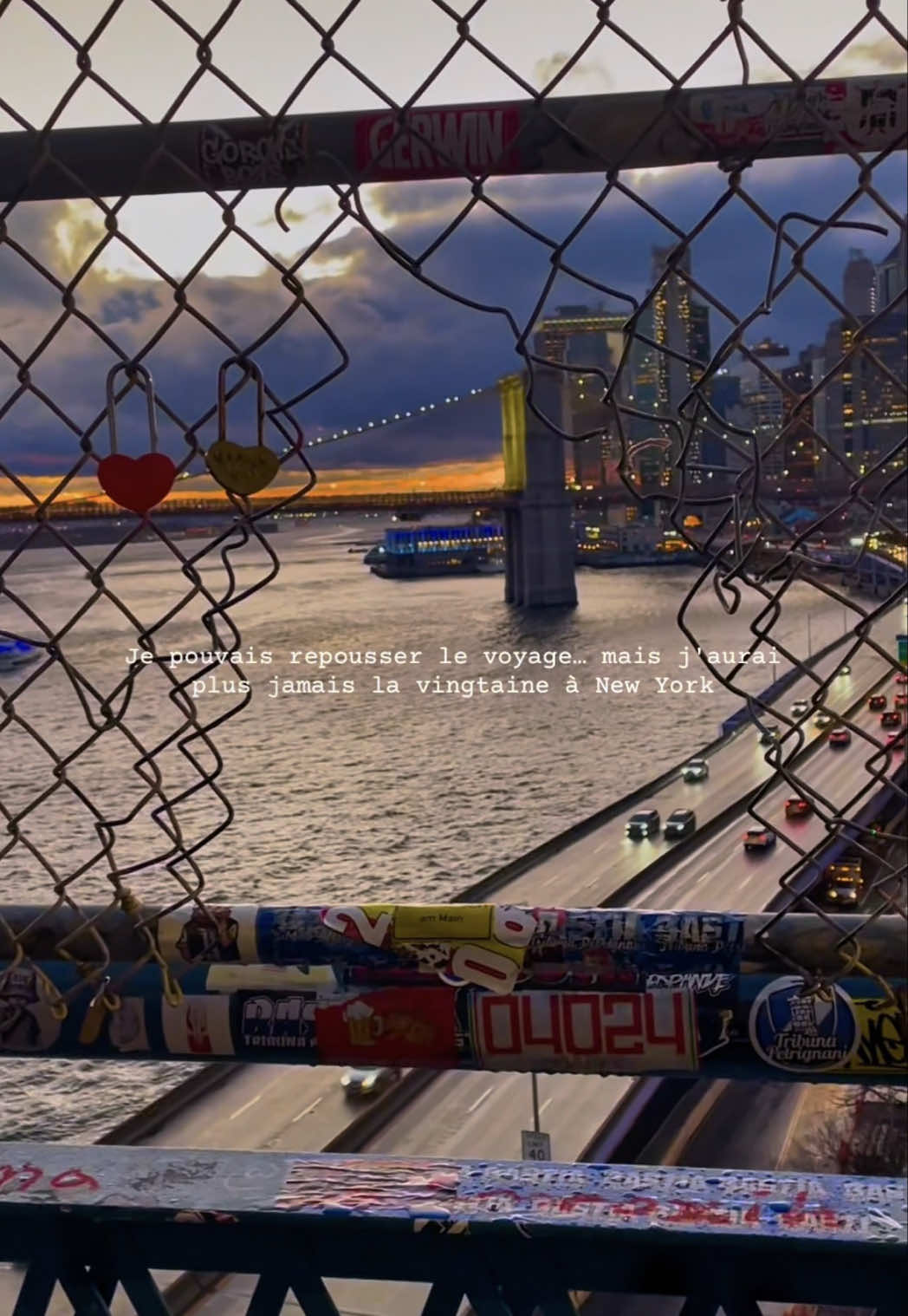 LA VIDÉO EST SORTIE 🎬.                                                            Après + de 7 mois à garder ces souvenirs pour nous… il est enfin temps de vous emmener à New York avec nous ✈️