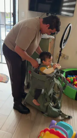 Bebé y perrhijas obligan a padres geriátricos a salir 😂😂😂
