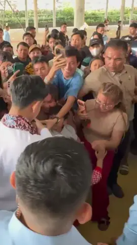Salut dengan sikap rendah hati Mas Gibran saat berbaur di Perkemahan Pemuda GPdI. Kamera berulang kali menangkap momen beliau mendengarkan dengan takzim dan menyapa semua orang tanpa sekat. Adabnya juara!#gibranrakabuming #gibranrakabumingraka #fyp #menyalagibranku #aksigibran 