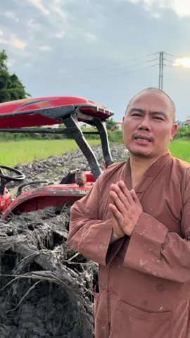 Người tu không chỉ tụng kinh mà còn biết cầm cày, biết lao động để nuôi mình và dạy các chú tiểu biết trân quý giá trị của từng hạt gạo. Thầy trò nhà cháu hôm nay đi cày, góp một phần nhỏ bé vào cánh đồng lúa của Việt Nam. Mong sao mùa màng thuận lợi, nhà nhà đủ cơm ăn, người người thêm an vui. Nếu hữu duyên, kính mong các bác phát tâm trợ giúp thầy trò một viên gạch, một viên ngói hoặc một bao xi măng để tiếp tục xây dựng lại ngôi chùa sau bão. Xin cảm niệm công đức vô lượng của quý bác. Mọi sự sẻ chia đều là những viên gạch xây chùa và gieo thêm hạt giống thiện lành