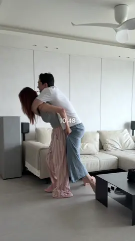31살 동갑부부 누워만 있는 주말 일상 브이로그🛌 @materasso_official  리얼 집순이는 주말만 되면 진짜 침대에서 안 나오는데요🫠 요즘 사용 중인 마테라소 르 무브 모션베드 & 오아시스 세도나 매트리스! 부부 각자 라이프스타일 맞춰 쓰기 너무 좋더라구요✨ 남편이 잠귀가 진짜 밝아서  제가 뒤척이거나 늦게 잘때마다 괜히 신경 쓰였는데 르 무브는 듀얼 슈퍼싱글(DSS) 구조라  같이 쓰면서도 각자 원하는 각도로 조절할 수 있어서  수면 스타일 다른 부부한테 완전 잘 맞아요! 무엇보다 와식생활을 위해 이보다 완벽한 침대는 없습니다.. 핸드폰 보거나 TV 볼 때는 상체 살짝 올리고 오래 걸어서 다리 부은 날은 다리 부분 올려 자고 자세를 자유롭게 조절할 수 있어서 편하게 쉴 수 있는 점이 진짜 최고🥹 함께 사용 중인 오아시스 세도나 매트리스는 모션베드 움직임에 맞춰 유연하게 받쳐주는 폼 설계라 누웠을 때도 편안하고 안정감 있게 느껴졌어요 밝은 베이지 톤 디자인이라 어떤 인테리어에도 자연스럽게 어울리고 헤드보드에 USB/C타입 충전 포트까지 있어서 누워서 사용하기 편한 디테일까지👍🏻 [시우x마테라소 단독 할인 프로모션] 르 무브 모션베드 & 오아시스 매트리스 세트 온·오프라인 20% 할인 혜택을 만나보세요! ✔️프로모션 기간 : ~ 7/19(일) ✔️할인 받는 방법 • 온라인 : 프로필 링크 내 페이지에서 구매 • 오프라인 : 매장 방문 후 본 게시물 인증 시 할인 적용 * 본 프로모션은 브랜드 사정에 따라 조기 종료 또는 변경될 수 있습니다. * 르 무브 모션베드 & 오아시스 매트리스 세트 구매 시에 한해 적용되며, 단품 구매는 불가합니다. #신세계까사 #마테라소 #르무브 #모션베드