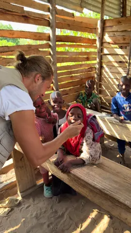 Faire un voyage humanitaire, ce n’est pas seulement construire des puits, des écoles ou des mosquées. C’est aussi partager avec les habitants des choses qu’ils n’ont parfois jamais eu l’occasion de découvrir, comme le miel. Dans ce village très isolé, beaucoup d’entre eux n’avaient jamais goûté au miel de leur vie. Leur faire découvrir cette petite chose, voir leur curiosité, leurs sourires et leur bonheur, a été un moment rempli d’émotion, autant pour eux que pour moi. Alhamdoulillah. 🍯🥰