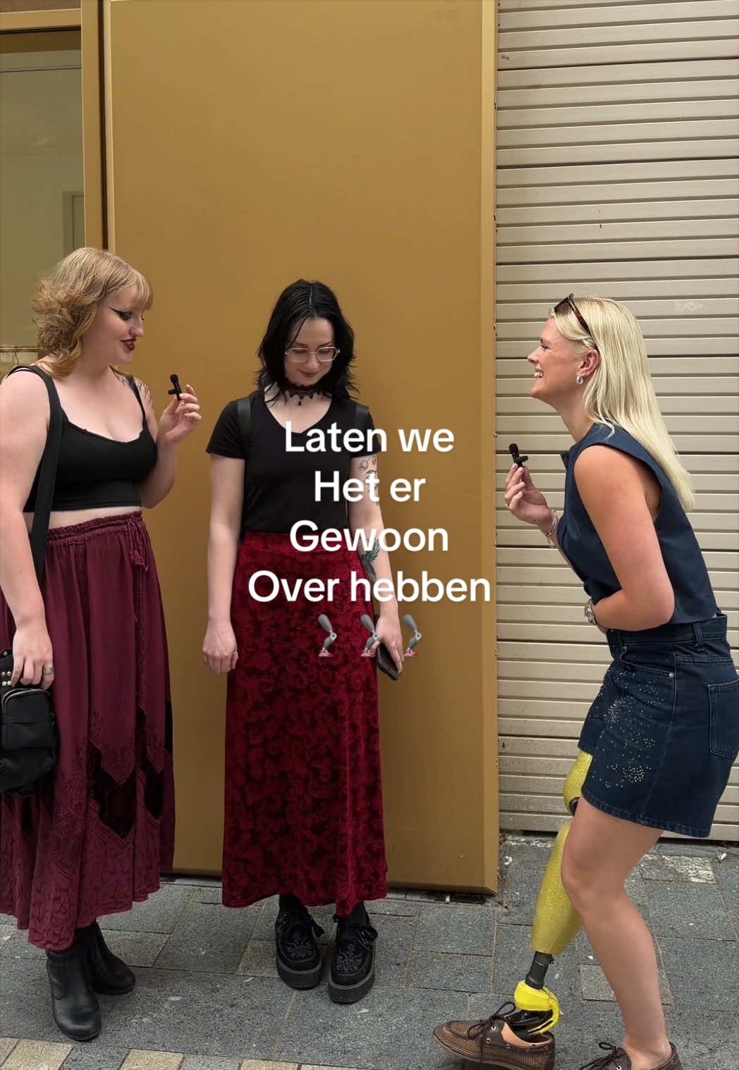 Laten we het er gewoon over hebben!🦿 Ik merk dat veel mensen nieuwsgierig zijn naar mijn prothese, maar de vraag vaak niet durven te stellen. En dat is eigenlijk zonde. Want juist door met elkaar in gesprek te gaan, ontstaat er meer begrip. Daarom start ik deze serie. Ik ga de straat op om eerlijke gesprekken te voeren, vooroordelen te doorbreken en te laten zien dat een prothese iets is waar we gewoon over mogen praten. 💬 Welke vraag zou jij mij altijd al eens hebben willen stellen over mijn prothese? Misschien beantwoord ik hem wel in een volgende video. #prothese #inclusivity #durftevragen 