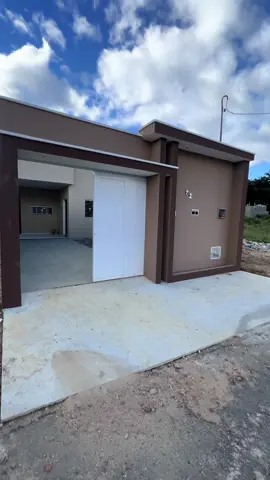 Casa à venda próximo da prefeitura de Tianguá  • dois quartos, um sendo suíte • construída num terreno de 6,00 x 25,00 • são 72,00 m2 de área construída • garagem para até dois carros • corredor lateral • obs.: estrutura confiável e garantida. Valor de R$ 220.000,00 -- Maiores informações -- Eduardo Felipe Consultor Imobiliário - CRECI 17.858F Claro e Whats.: 88 9 92210387 Tim: 88 9 97073834 E-mail: eduardo_f_@live.om