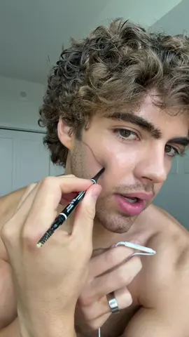 How to get a defined face and hallow cheeks 