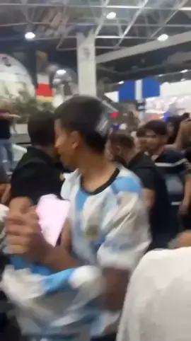 رجاله اليمن قاعدين بيتفرجوا علي ماتش منتخبنا، دخل جوز هلافيت بتشيرت الأرجنتين.. ادوهم علقه 😂 #مصر_السعوديه #مصر_الارجنتين #اكسبلور #اليمن_مصر_العراق_السعوديه_الشرق_الاوسط  #ريهام_عبدالله 