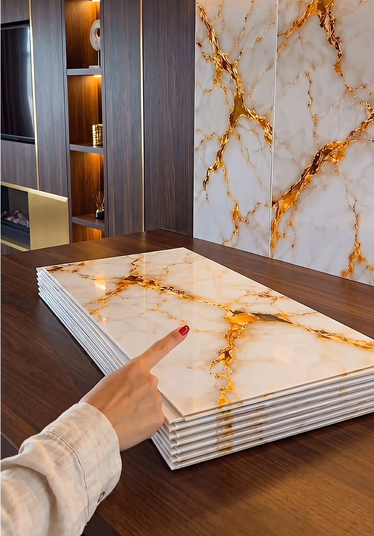 Kit Placas adesivas estilo mármore. Placas Adesivas de Mármore para Parede – Aplicação Rápida Placas adesivas estilo mármore são uma opção prática para renovar ambientes sem gastar com reforma. O resultado é uma parede com acabamento bonito e moderno, que imita o efeito clássico do mármore. A transformação acontece rapidamente. As placas adesivas são aplicadas diretamente na parede, criando uma superfície lisa e elegante em poucos minutos. Esse tipo de solução é ideal para quem quer dar uma nova cara ao ambiente sem precisar de obras extensas. O acabamento ficou muito bonito, mostrando como as placas adesivas podem transformar uma parede comum em um detalhe decorativo sofisticado. O estilo mármore traz um ar clássico e moderno ao mesmo tempo, perfeito para diferentes tipos de decoração. A aplicação é simples e prática, o que facilita a renovação de paredes em casas, apartamentos ou outros espaços. Com esse tipo de solução, é possível renovar o ambiente e deixar a casa mais bonita sem grandes investimentos. Se você também quer renovar sua parede com placas adesivas estilo mármore e criar um acabamento elegante, essa opção é uma forma rápida e acessível de transformar o visual do ambiente. Keywords: placas adesivas de mármore para parede, placas adesivas estilo mármore, renovar parede com placas adesivas, aplicação rápida de placas adesivas, parede estilo mármore adesivo, renovar ambiente sem reforma, placas adesivas para decoração de parede, acabamento estilo mármore adesivo, placas adesivas para parede moderna, decoração de parede com adesivos