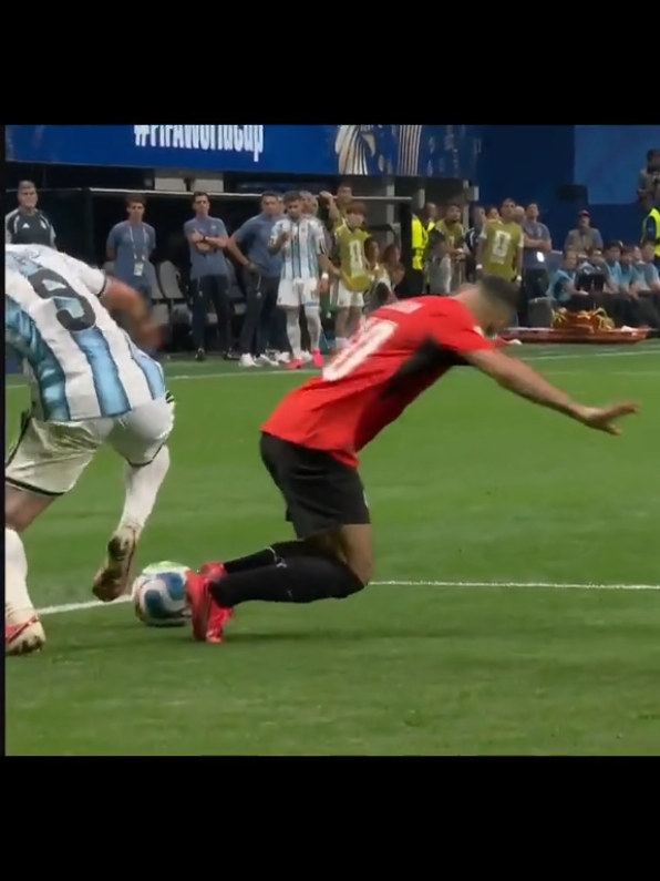Cùng xem lại pha bóng gây tranh cãi trong trận đấu giữa Argentina vs Ai Cập. Theo ý kiến cá nhân của mình thì đây là 1 pha ăn vạ của Salah. #worldcup #argentina #egyptian #messi #salah 